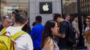 Apple отвежда от конкуренцията, тъй като опашките формират за дългоочаквания iPhone 17