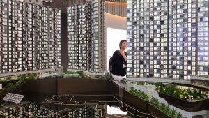 Продажбите на първични жилища в Хонконг се очаква да достигнат десетилетен връх през 2026 г., тъй като малките апартаменти стимулират пазара