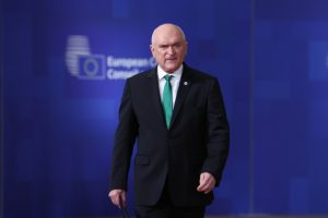 Международни производители на автомобили срещу китайски гиганти в EV сблъсък · TechNode