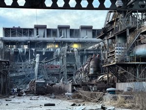 Експлозия в завод за стомана уби 2, 5 изчезнали