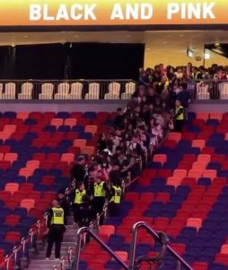 Прекалено нетърпеливи фенове предизвикаха хаос в първата вечер от турнето на Blackpink в Хонконг