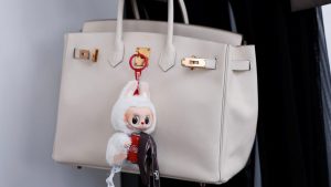 Потребителите в Китай отказват да отворят портфейлите си. Проблемът ли е „фобията към лукс“?