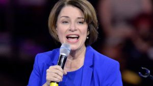 Критикът на Тръмп Клобучар влиза в надпреварата за губернатор на Минесота на фона на репресиите на ICE и скандали с измами