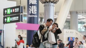 Билетите за високоскоростен влак се продават бързо, тъй като жителите на Хонконг избират пътувания на кратки разстояния на фона на войната в Иран