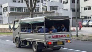 Забраната на Сингапур за камиони с клетки съживи дебата за превоза на работници мигранти