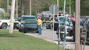 Директор на гимназия в САЩ се захваща и обезврежда въоръжен мъж, докато ученици бягат, показва драматично видео