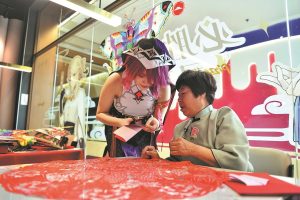 Пионерът в рязането на хартия комбинира ножици със софтуер