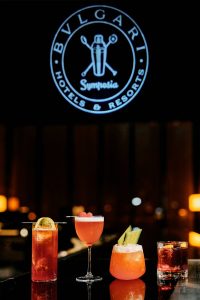 Вдигане на чаша за пролетна миксология от висок клас